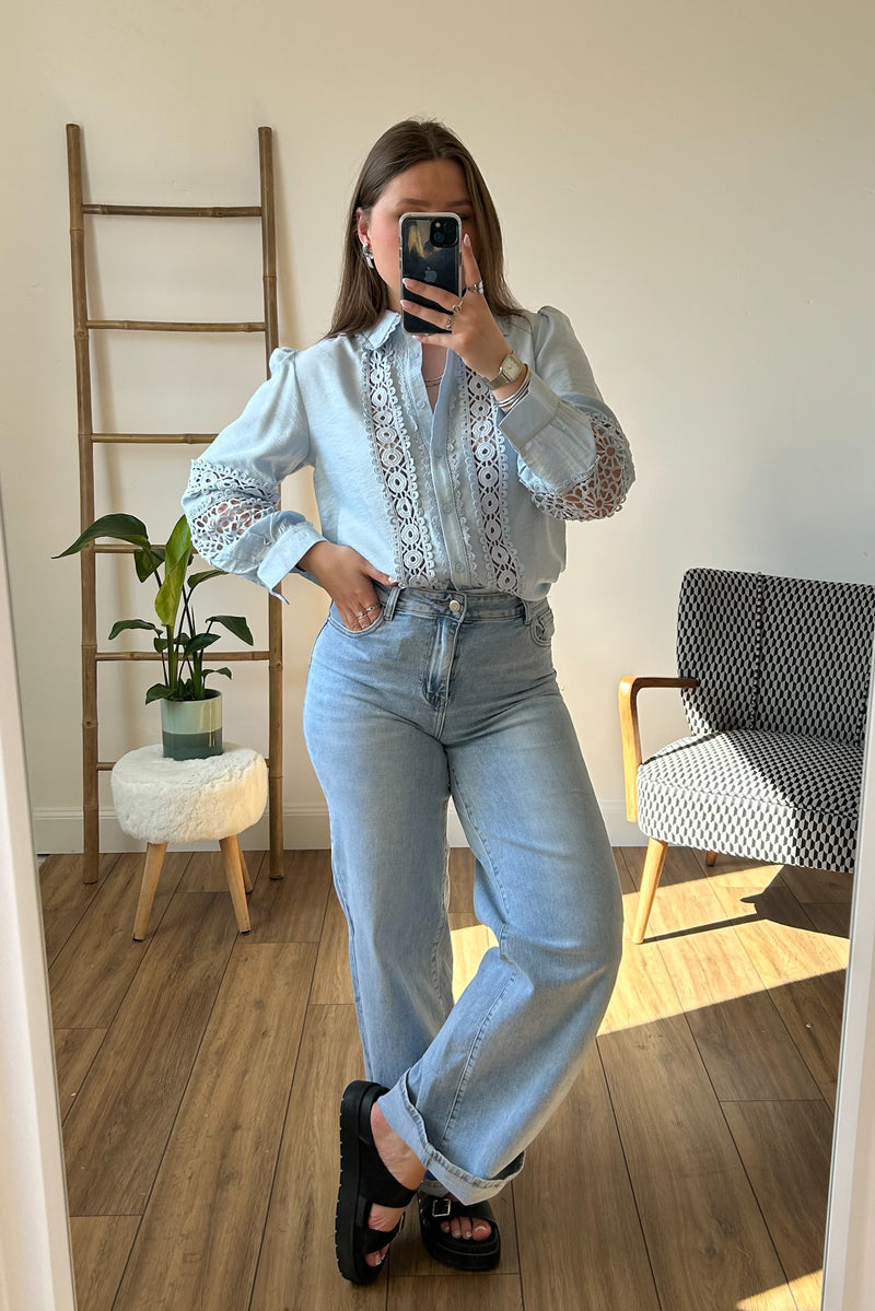 Chemisier bleu ciel a dentelle